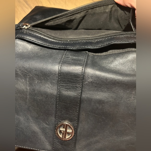 Giani Bernini Genuine Leather Cross Body 9”X6” Inside Lined in Black Cloth. EUC. - Picture 7 of 13